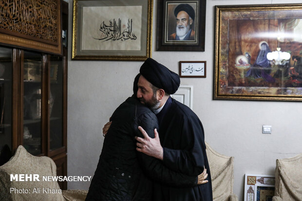 Senior Iraqi cleric leader Hakim visits family of martyr Gen. Soleimani