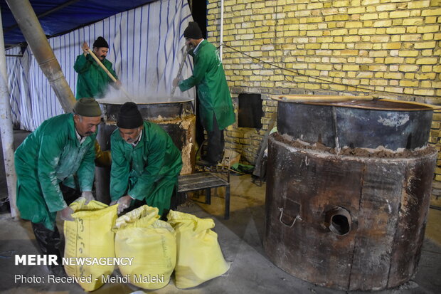 طبخ ۸ پاتیل سمنوی سنتی شهرضا به مناسبت شهادت سردار دلها