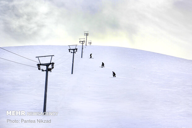 Snowfall brings happiness to western Iran