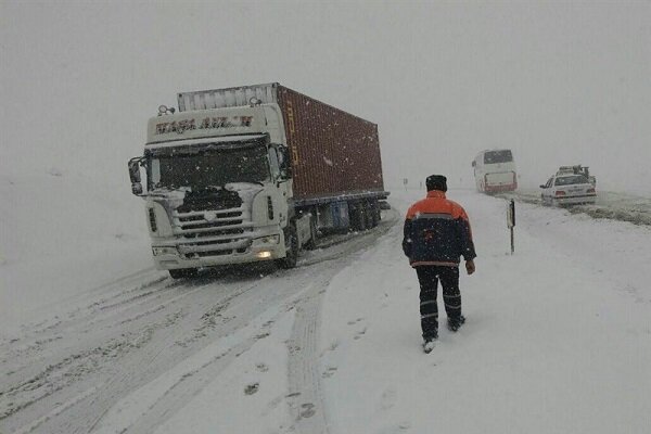 سطح جاده های زنجان لغزنده و برفی است