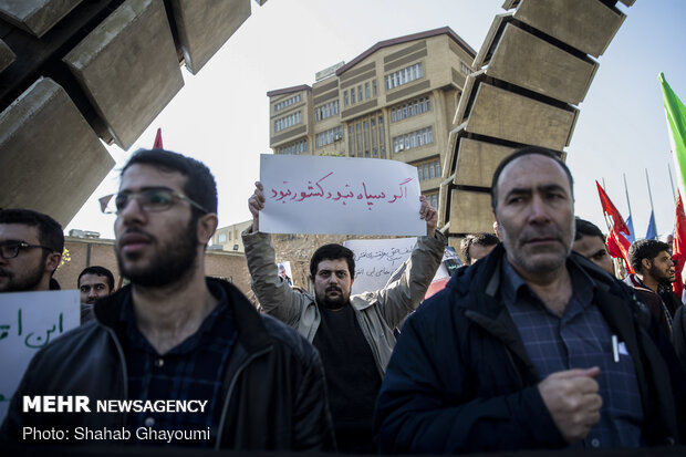 تجمع دانشجویان دانشگاه امیرکبیر به یاد جانباختگان هواپیمای بوئینگ