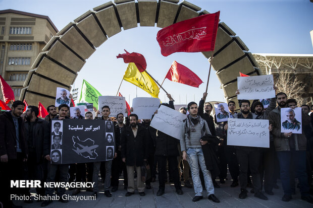 تجمع دانشجویان دانشگاه امیرکبیر به یاد جانباختگان هواپیمای بوئینگ