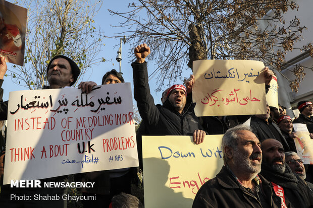 تجمع اعتراضی دانشجویان مقابل سفارت انگلیس