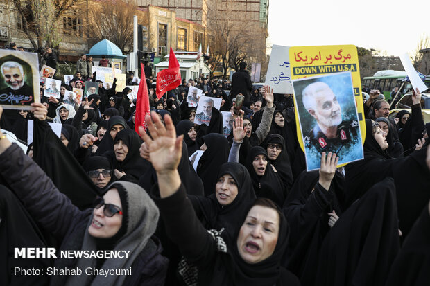 تہران میں برطانوی سفارتخانہ کے سامنے طلباء کا مظاہرہ