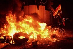معترضان مقر دو حزب را به آتش کشیدند
