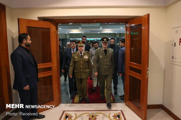 وزير الدفاع الايراني يستقبل نظيره السوري 