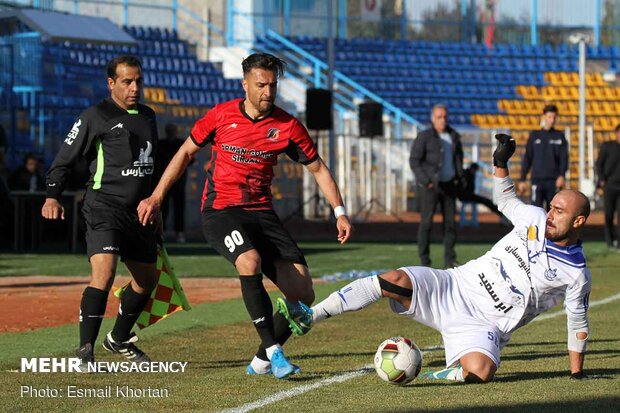 دیدار تیم های فوتبال آرمان گهر سیرجان و ملوان بندرانزلی