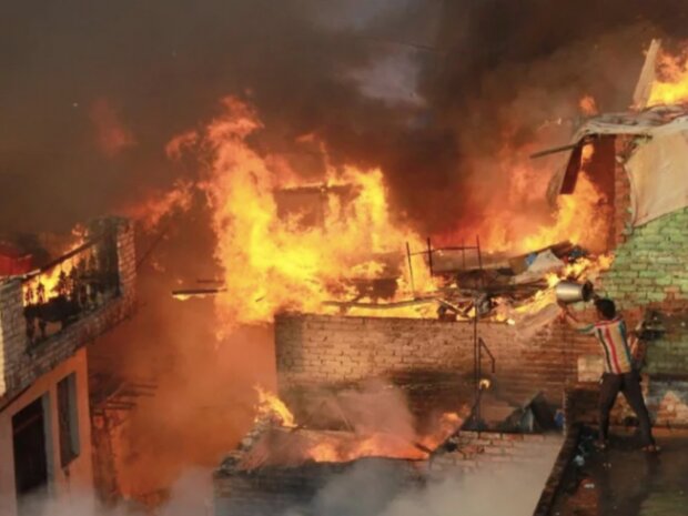 بھارت میں آر ایس ایس دہشت گردوں نے مسلمانوں کے درجنوں مکانات کو آگ لگا دی بھارت میں آر ایس ایس دہشت گردوں نے مسلمانوں کے درجنوں مکانات کو آگ لگا دی
