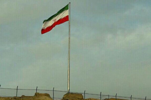 اهتزاز پرچم ایران بر فراز تپه شهدای گمنام پلدختر