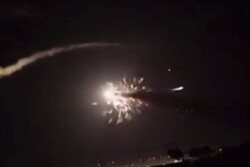 مقابله سامانه دفاع هوایی سوریه با اهداف متخاصم در آسمان حلب+فیلم