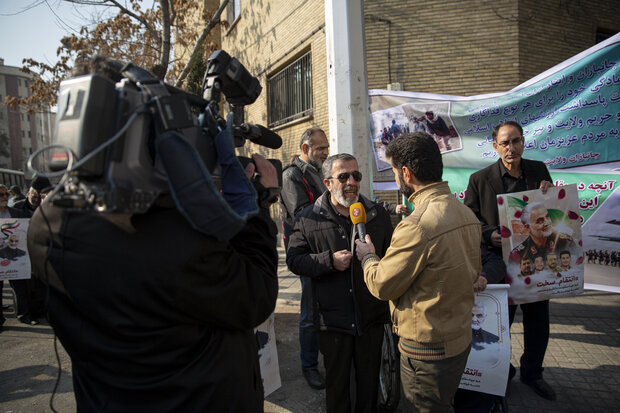 Gathering of Iranian war veterans in front of Swiss embassy