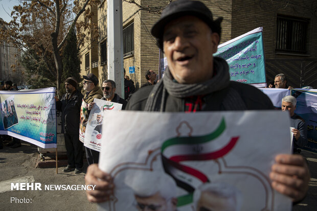 Gathering of Iranian war veterans in front of Swiss embassy