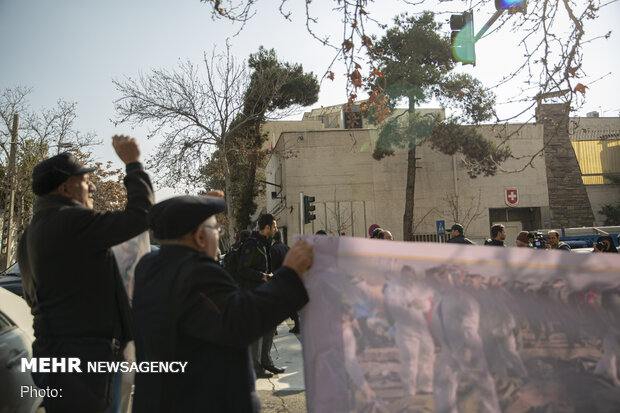 Gathering of Iranian war veterans in front of Swiss embassy