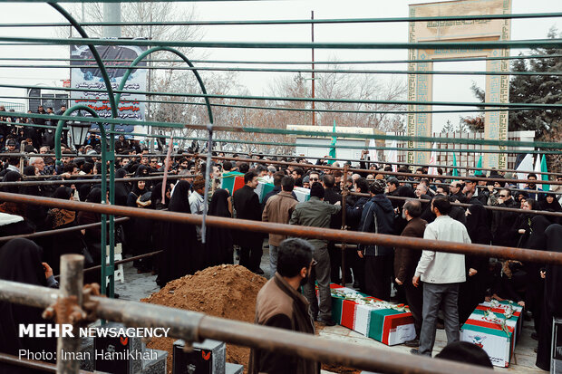 مراسم تدفین پیکر ۴ شهید سانحه هوایی در همدان