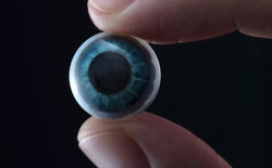 لنز چشمی که با تمرکز روی یک آیکون اپلیکیشنی را فعال می کند