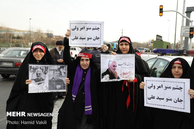 People gathering for Friday Prayers to be led by Ayatollah Khamenei