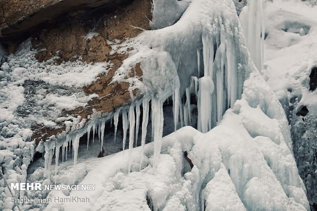 یخ نوردی در آبشار یخ زده ی گنجنامه