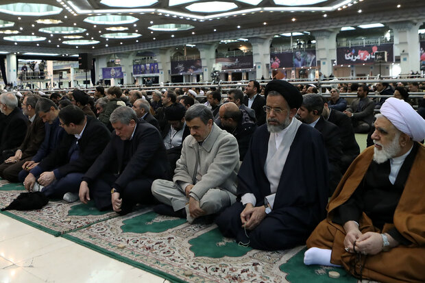 Leader of the Islamic Revolution leads Friday prayers