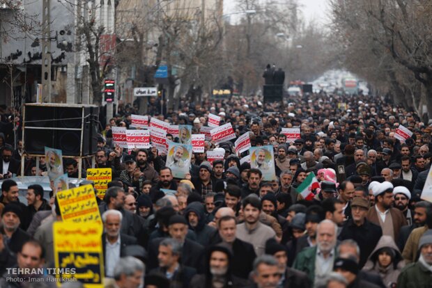 People renew allegiance to Islamic Revolution 