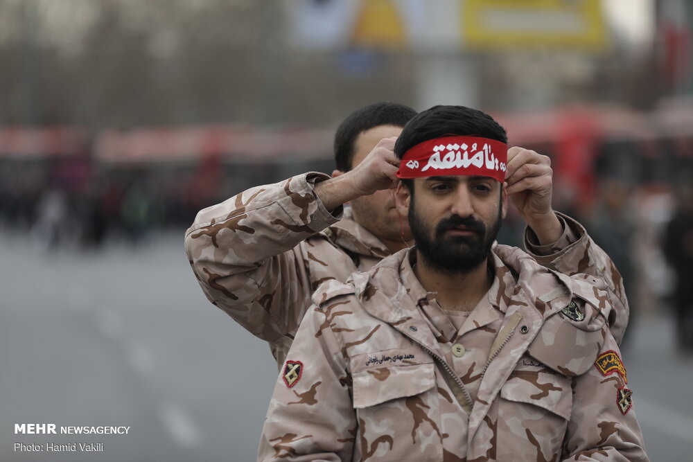 الشعب الايراني تتدفق شوقا في انتظار لقيا القائد