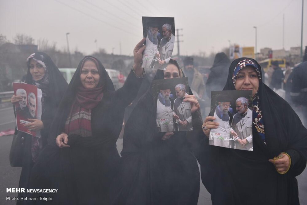 الشعب الايراني تتدفق شوقا في انتظار لقيا القائد