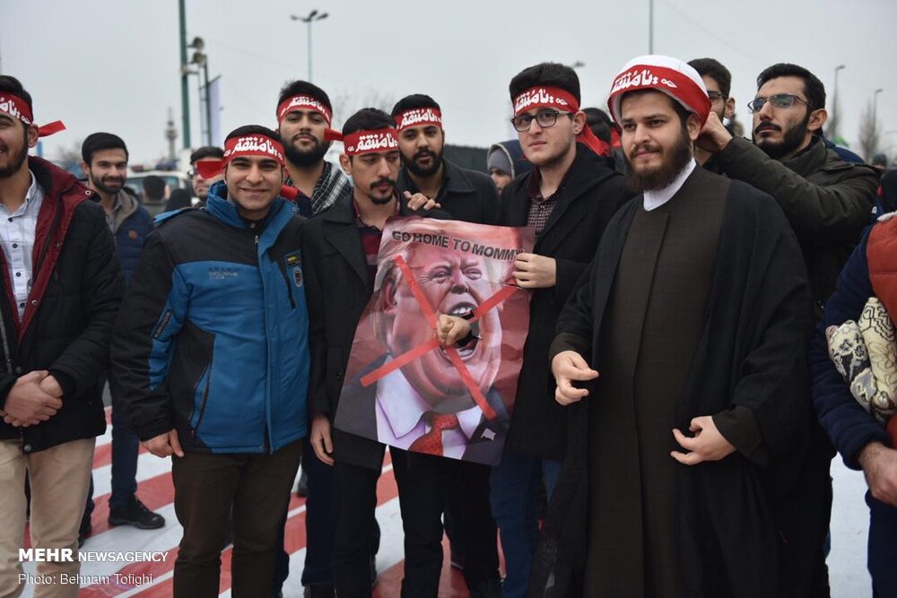 الشعب الايراني تتدفق شوقا في انتظار لقيا القائد