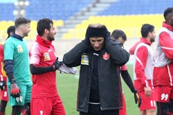 حضور ناظر بازی پرسپولیس و شارجه هنگام کری‌خوانی گل محمدی