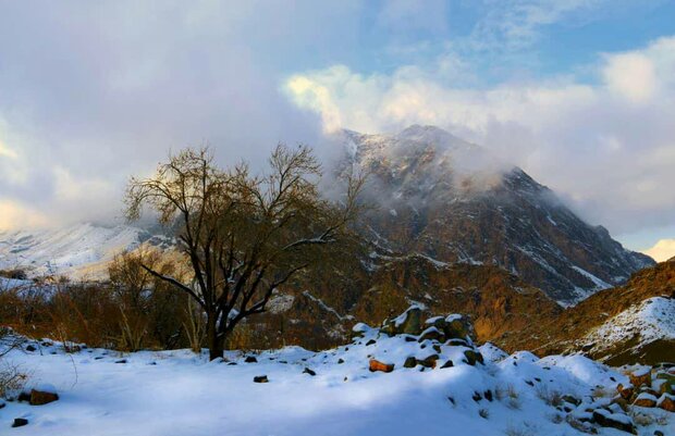 مسدود شدن راه ارتباطی ۱۴ روستای بخش اشترینان بر اثر بارش برف