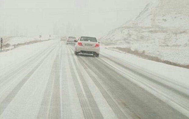 یخبندان و لغزندگی جاده‌ها و معابر شهری در پی بارش برف