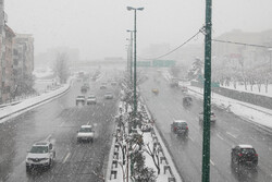 اکثر معابر پایتخت شن پاشی شده است/ ترافیک روان علیرغم بارش برف