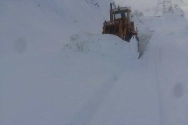 صوبہ لرستان میں سڑکوں سے برف ہٹانے کا کام جاری