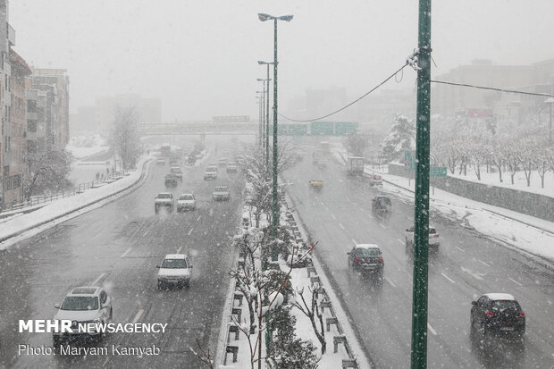 اکثر معابر پایتخت شن پاشی شده است/ ترافیک روان علیرغم بارش برف