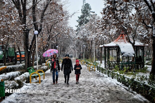 Snow brings joy to Shahr-e-Rey