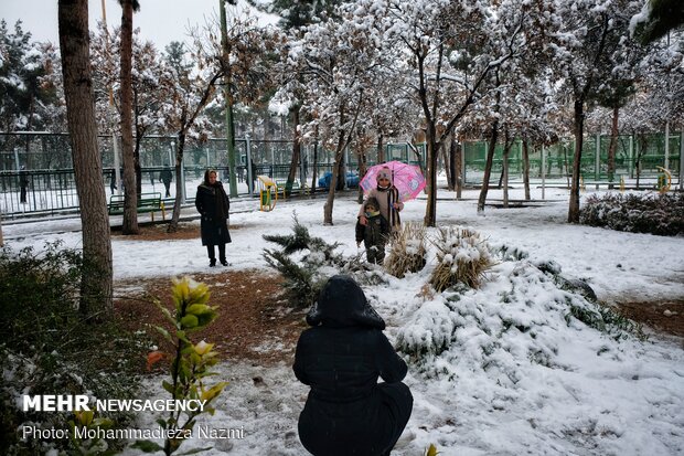 خوشحالی مردم از بارش برف در شهرری تهران