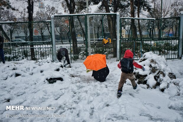 خوشحالی مردم از بارش برف در شهرری تهران