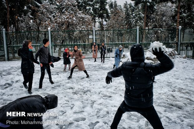 Snow brings joy to Shahr-e-Rey