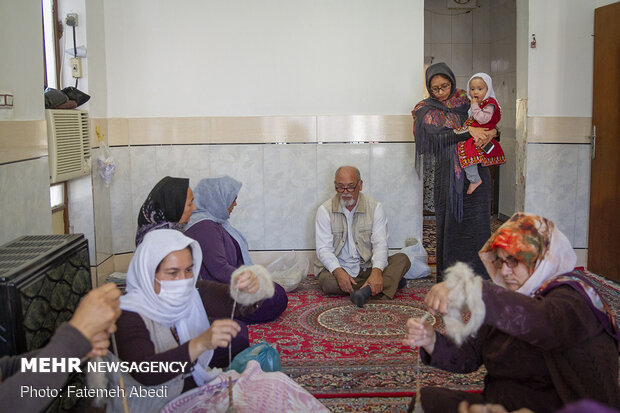 قربان محمد علاوه بر اشتغالزایی برای زنان ، در بسیاری از مسائل با آنها صحبت می کند