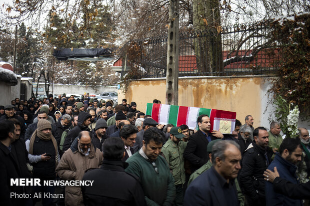 تشییع پیکر فروغ خادم از شهدای سانحه هواپیمایی اوکراین در ده ونک تهران