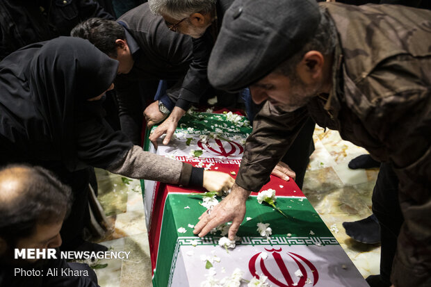 مراسم تدفین پیکر فروغ خادم از شهدای سانحه هواپیمایی اوکراین در امامزاده قاضی الصابر تهران