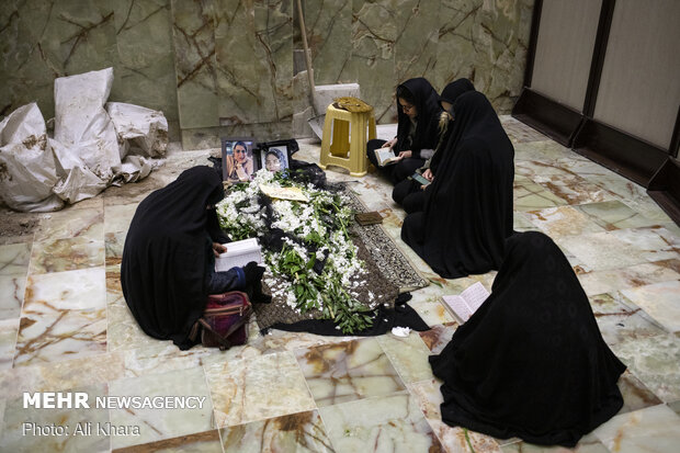 مراسم تدفین پیکر فروغ خادم از شهدای سانحه هواپیمایی اوکراین در امامزاده قاضی الصابر تهران