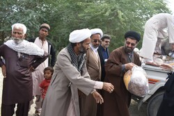 ادامه خدمت طلاب و روحانیون در مناطق سیل زده سیستان و بلوچستان