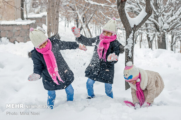 Snowfall brings happiness for families in NW Iran 