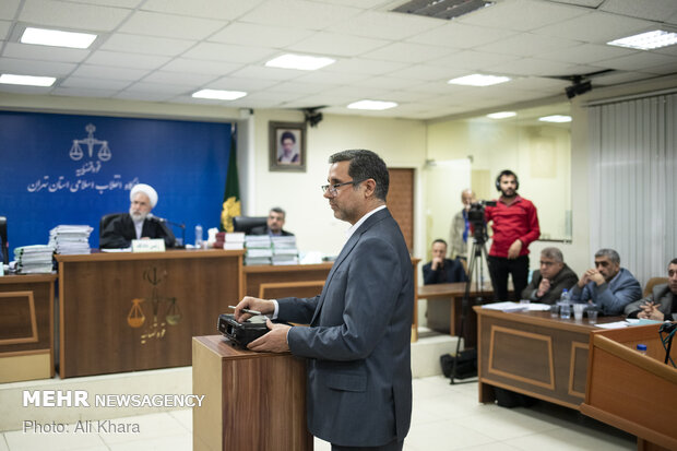 علی دیواندری در حال دفاع در دادگاه رسیدگی به اتهاماتش