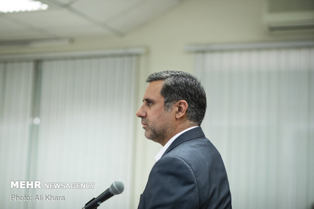 علی دیواندری در حال دفاع در دادگاه رسیدگی به اتهاماتش