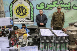 تہران میں پولیس کی " رعد 32 " کارروائی میں برآمد اشیاء کی نمائش