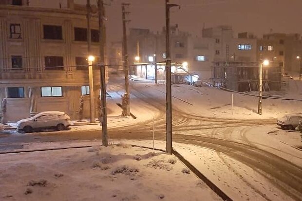 نجات۱۰۰ مسافر گرفتار در کولاک اقلید/شیراز صدر نشین بارش در فارس است 1 پیشبینی بارش۴۰ تا ۷۰ میلیتر باران در فارس