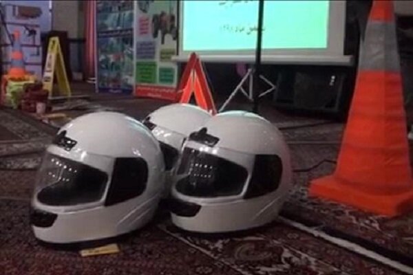 ۱۰۰۰ کلاه ایمنی و بسته آموزشی بین موتور سواران خوزستان توزیع شد