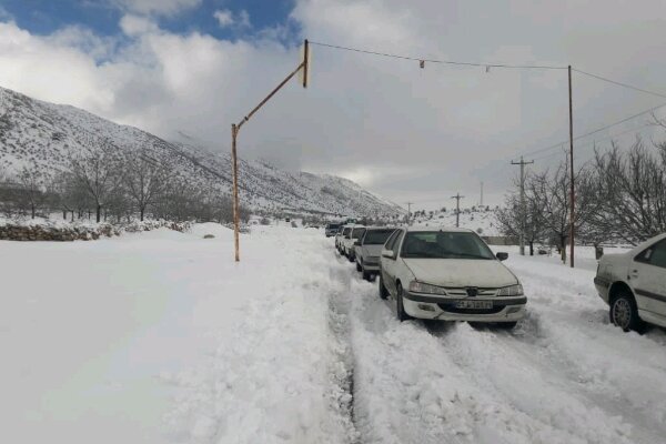 چندین خودرو در جاده سرسپیدار به یاسوج برفگیر شدند