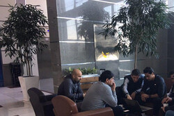 جلسه فرهاد مجیدی و دستیارانش در فرودگاه