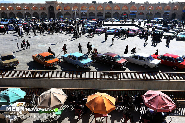 همایش خودروهای کلاسیک در میدان امام علی(ع) اصفهان
